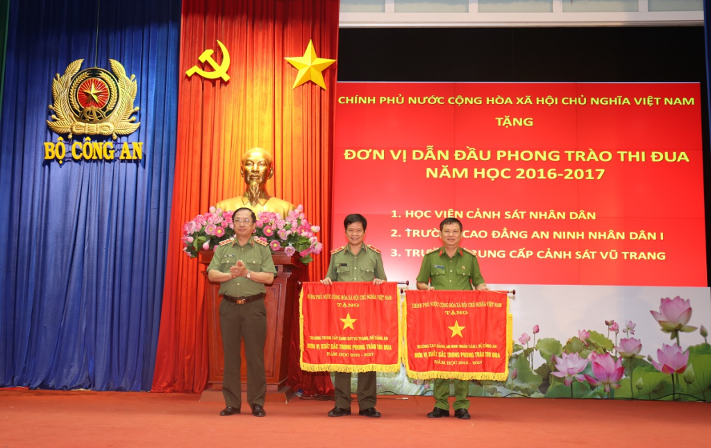 Thừa ủy quyền của Thủ tướng Chính phủ, Thứ trưởng Nguyễn Văn Thành trao Cờ thi đua của Chính phủ cho Trường Cao đẳng An ninh nhân dân I và Trường Trung cấp Cảnh sát Vũ trang.