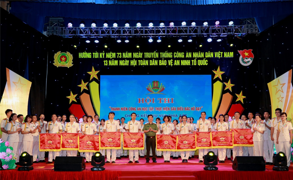 Thứ trưởng Nguyễn Văn Sơn trao Cờ lưu niệm tặng 10 Đội tuyển tham dự Chung kết Hội thi “Thanh niên Công an học tập, thực hiện Sáu điều Bác Hồ dạy”.