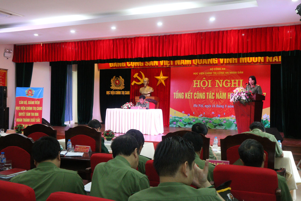 Đồng chí Thượng tá, TS Trần Thu Hương, Phó Trưởng Phòng Quản lý đào tạo trình bày tham luận tại Hội nghị