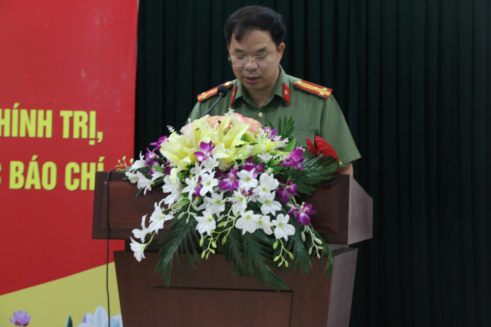 Đồng chí Thượng tá, TS Nguyễn Yến Thanh, Trưởng Phòng Quản lý nghiên cứu khoa học, Học viện Chính trị Công an nhân dân tuyên bố lý do, giới thiệu đại biểu tham dự Hội thảo.