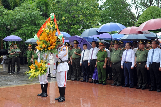 Các đại biểu dâng hoa tại Tượng đài Bảo vệ An ninh Tổ quốc.