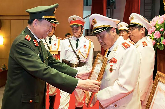 Bộ trưởng Tô Lâm trao tặng danh hiệu Nhà giáo Nhân dân cho Thiếu tướng, GS.TS Trương Giang Long, nguyên Phó Tổng cục trưởng Tổng cục Chính trị CAND, nguyên Giám đốc Học viện Chính trị CAND.