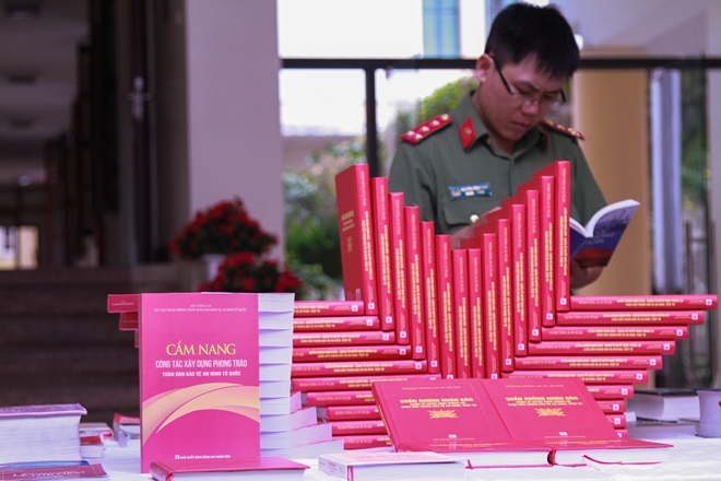 Hai cuốn sách thu hút sự quan tâm của độc giả ngay từ khi ra mắt.