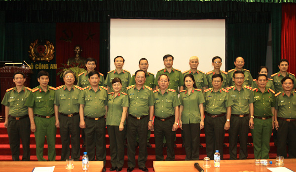 Thứ trưởng Nguyễn Văn Thành với các đại biểu và học viên tại buổi nói chuyện chuyên đề.