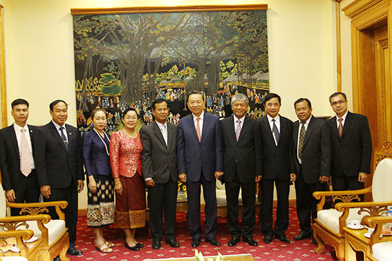 Bộ trưởng Tô Lâm và Thứ trưởng Bộ An ninh CHDCND Lào Kongthong Phongvichit cùng các đại biểu tại buổi tiếp.