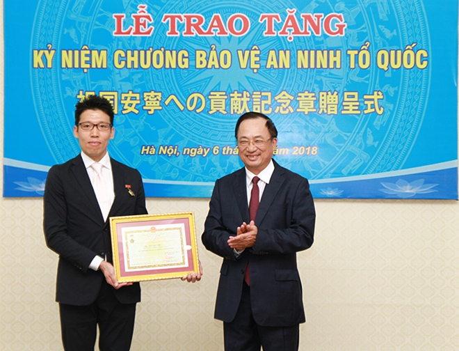 Thứ trưởng Nguyễn Văn Thành trao Kỷ niệm chương "Bảo vệ An ninh Tổ quốc" tặng ngài Hatano Toru.