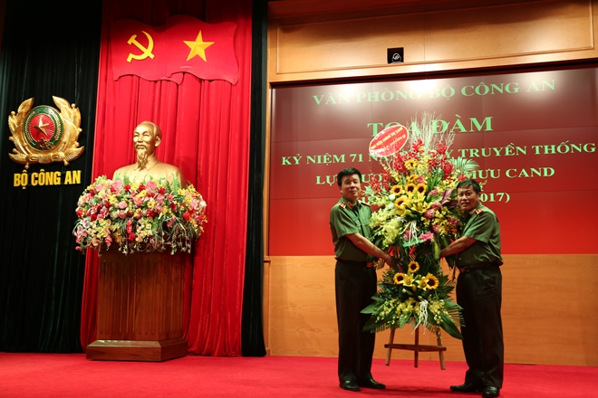 Trung tướng Nguyễn Danh Cộng, Chánh Văn phòng Bộ Công an nhận lẵng hoa do Thiếu tướng Trương Giang Long, Phó Tổng cục trưởng Tổng cục Chính trị CAND, Giám đốc Học viện Chính trị CAND tặng lực lượng Tham mưu CAND.