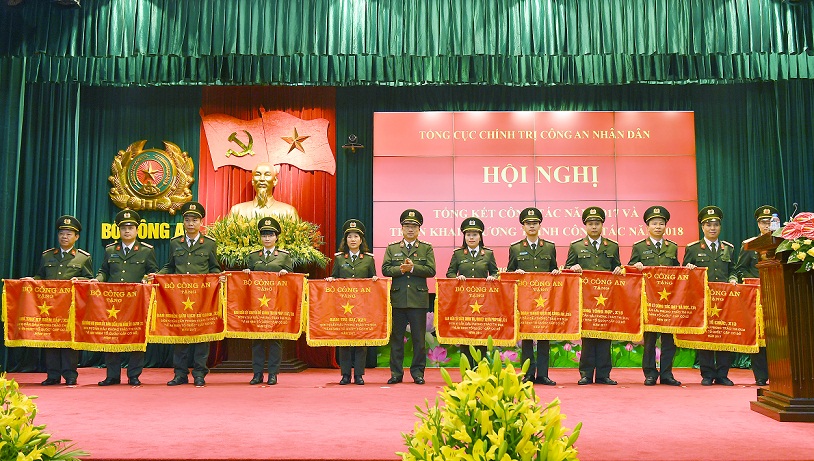 Thứ trưởng Nguyễn Văn Thành trao Cờ thi đua của Bộ Công an tặng các đơn vị có thành tích xuất sắc trong phong trào thi đua “Vì an ninh Tổ quốc” năm 2017.
