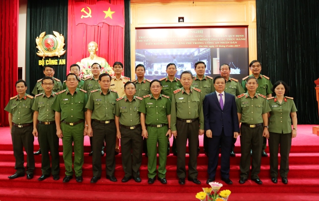 Bộ trưởng Bộ Công an Tô Lâm; Bộ trưởng Bộ Tài chính Đinh Tiến Dũng và các đại biểu tham dự Hội nghị.