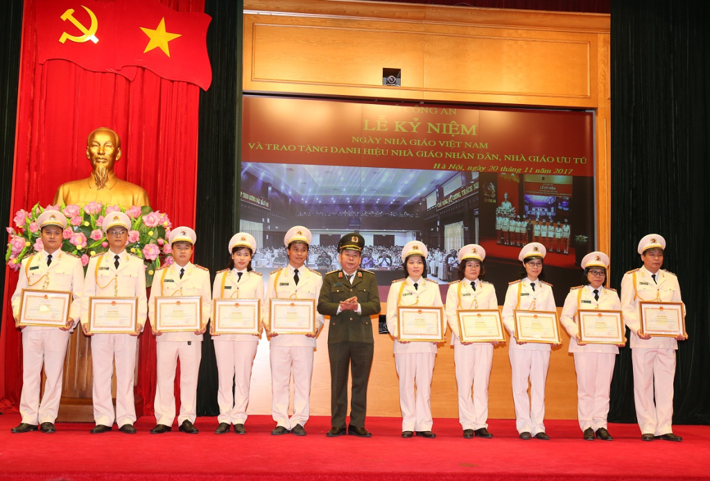 Trung tướng Nguyễn Thanh Nam, Phó Tổng cục trưởng phụ trách Tổng cục Chính trị CAND tặng Bằng khen của Bộ Công an cho các Nhà giáo đạt Danh hiệu “Giảng viên dạy giỏi”, “Giáo viên dạy giỏi” cấp Bộ năm 2016 – 2017.