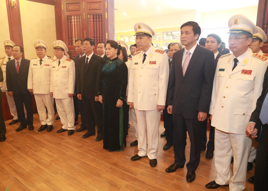 Chủ tịch Quốc hội Nguyễn Thị Kim Ngân; Bộ trưởng Tô Lâm cùng các đại biểu dâng hương tưởng niệm Chủ tịch Hồ Chí Minh tại Nhà truyền thống Khu lưu niệm Sáu điều Bác Hồ dạy CAND.