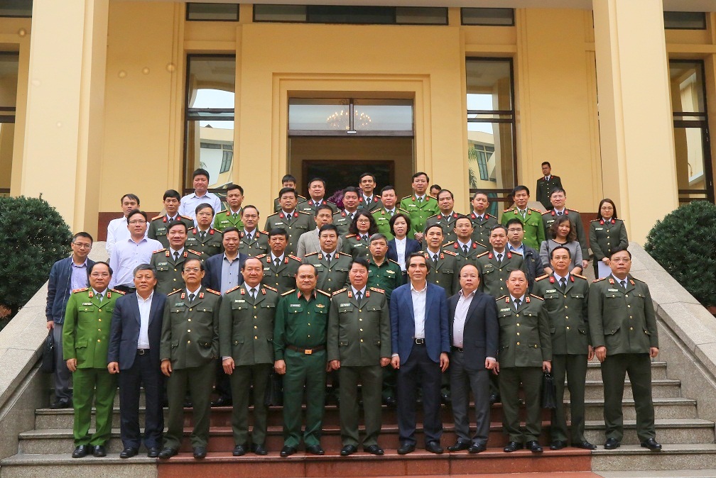 Thứ trưởng Bùi Văn Nam và các đại biểu dự phiên họp.