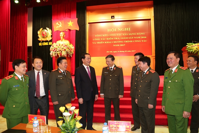 Chủ tịch nước Trần Đại Quang; Bộ trưởng Tô Lâm cùng các đại biểu trao đổi bên lề Hội nghị