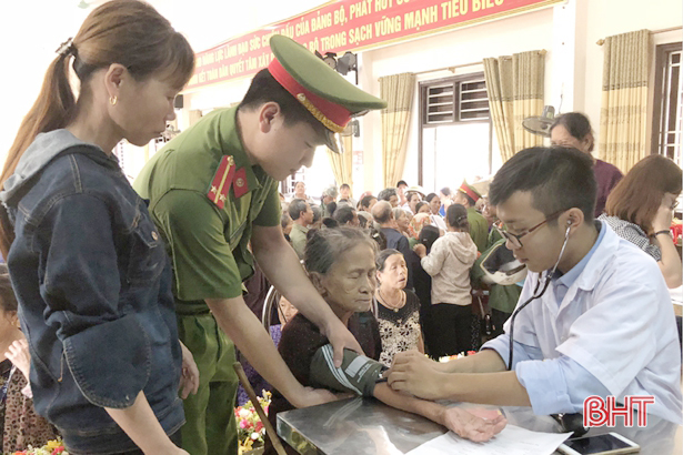 Tổ chức khám bệnh, cấp phát thuốc miễn phí, tặng quà cho 400 người dân và 250 em nhỏ.