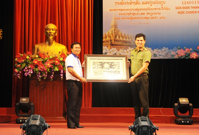 Thiếu tá Đồng Đức Vũ, Uỷ viên Ban Chấp hành Trung ương Đoàn, Phó Bí thư Đoàn Thanh niên Bộ Công an tặng quà Đoàn đại biểu thanh niên nước Cộng hòa dân chủ nhân dân Lào.