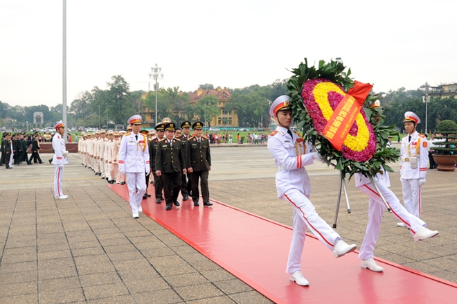 Đoàn đại biểu thanh niên Công an tiêu biểu vào Lăng viếng Chủ tịch Hồ Chí Minh.