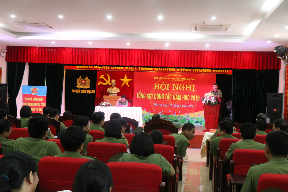 Đồng chí Trung tá, PGS.TS Lê Trọng Hanh, Trưởng Khoa Xây dựng Đảng và chính quyền nhà nước trình bày tham luận tại Hội nghị