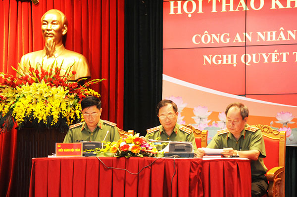 Thượng tướng Nguyễn Văn Thành, Trung tướng Nguyễn Thanh Nam và Thiếu tướng Trần Vi Dân điều hành thảo luận tại Hội thảo.