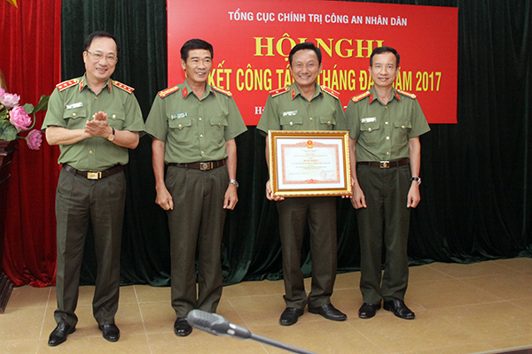 Thừa ủy quyền của lãnh đạo Đảng, Nhà nước, Thứ trưởng Nguyễn Văn Thành trao Bằng khen của Thủ tướng Chính phủ cho tập thể Ủy ban kiểm tra Đảng ủy Tổng cục Chính trị CAND.