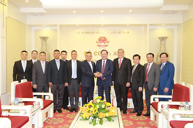 Thứ trưởng Nguyễn Văn Thành, ngài Wirachai Songmetta và các đại biểu.