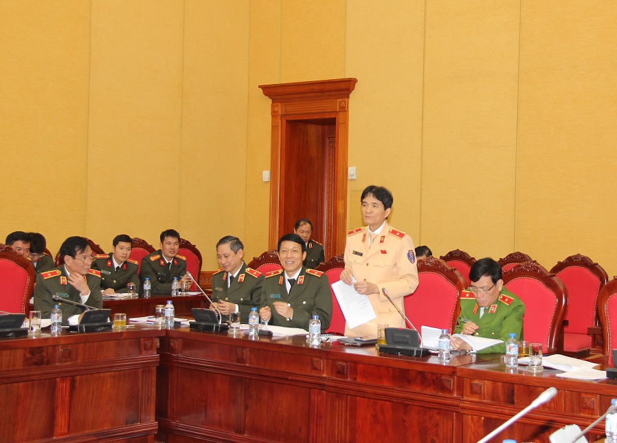 Các đại biểu tham gia ý kiến tại phiên họp.