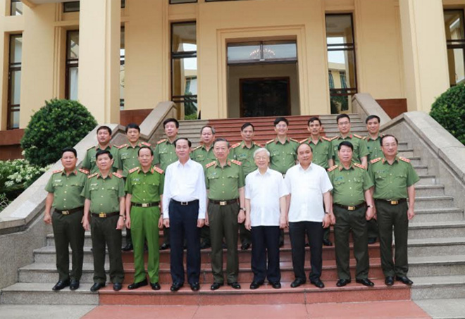 Tổng Bí thư Nguyễn Phú Trọng, Chủ tịch nước Trần Đại Quang, Thủ tướng Chính phủ Nguyễn Xuân Phúc, Bộ trưởng Tô Lâm cùng các đại biểu dự Hội nghị. Ảnh Việt Hưng.