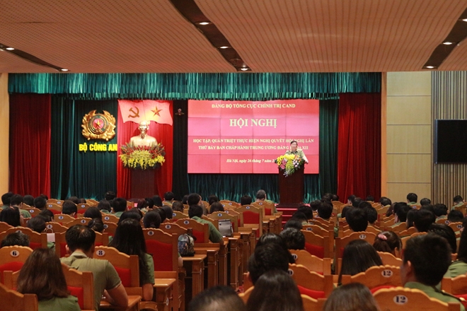 Thiếu tướng, PGS.TS Trần Vi Dân truyền đạt nội dung cơ bản của Nghị quyết Hội nghị Trung ương 7 (khoá XII)