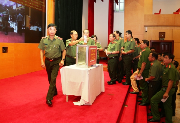 Các đại biểu ủng hộ đồng bào Tây Bắc.