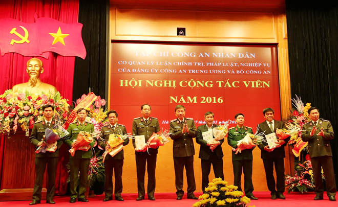 Bộ trưởng Tô Lâm trao thưởng cho các cộng tác viên có nhiều đóng góp cho sự phát triển của Tạp chí CAND.