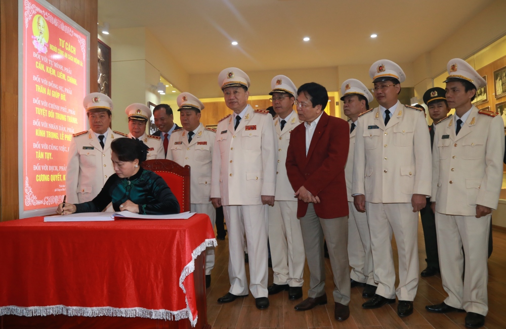 Chủ tịch Quốc hội Nguyễn Thị Kim Ngân viết cảm tưởng vào Sổ lưu niệm tại Nhà truyền thống.