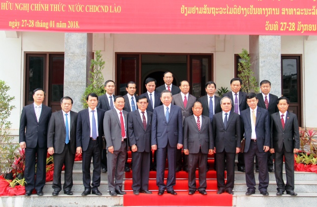 Các đại biểu chụp ảnh lưu niệm.