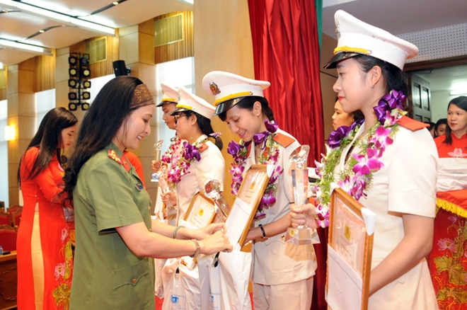 Thượng tá Nguyễn Thuý Quỳnh, Phó Tổng biên tập Báo CAND tặng quà của Báo CAND cho các thanh niên xuất sắc tiêu biểu