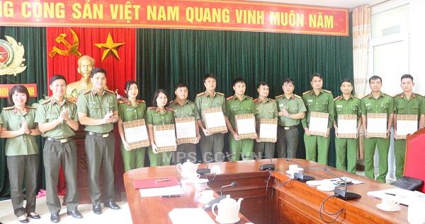 Đại diện Đoàn Thanh niên Bộ Công an trao 10 phần quà tặng các gia đình thân nhân liệt sỹ hiện đang công tác trong Công an tỉnh Hà Tĩnh.