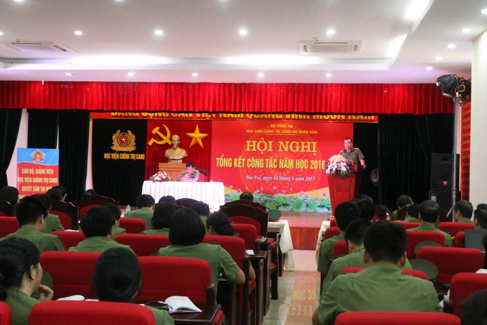 Đồng chí Thiếu tá, TS Nguyễn Văn Tuấn, Phó Trưởng Phòng Quản lý nghiên cứu khoa học trình bày tham luận tại Hội nghị