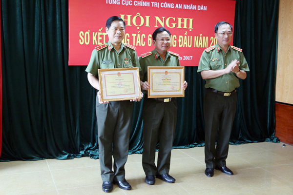 Thứ trưởng Nguyễn Văn Thành trao Kỷ niệm chương Vì sự nghiệp Thanh tra của Tổng Thanh tra Chính phủ cho Trung tướng Nguyễn Xuân Mười, Phó Tổng cục trưởng Tổng cục Chính trị CAND; trao Bằng khen của Bộ Công an cho Thiếu tướng Mai Văn Hà, Phó Tổng cục trưởng Tổng cục Chính trị CAND.