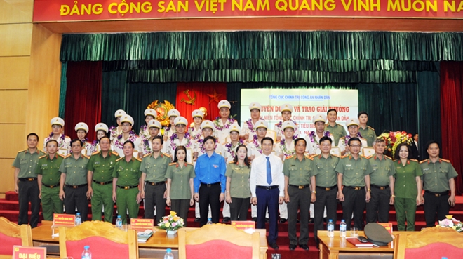 Các đại biểu dự buổi lễ.