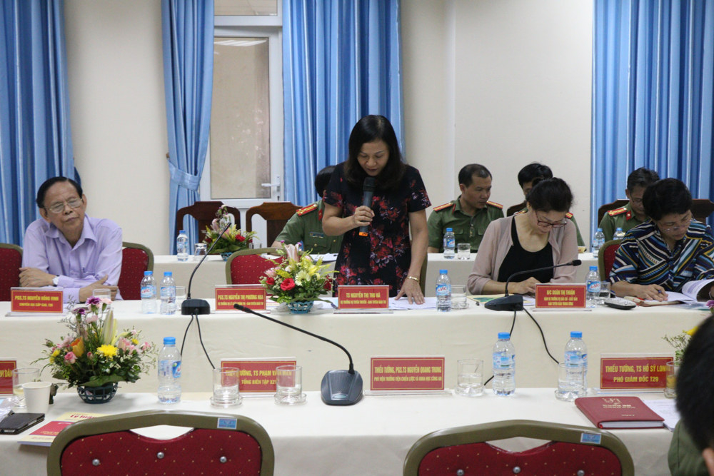 Đồng chí TS Nguyễn Thị Thu Hà, Vụ trưởng Vụ Tuyên truyền, Ban Tuyên giáo Trung ương phát biểu ý kiến