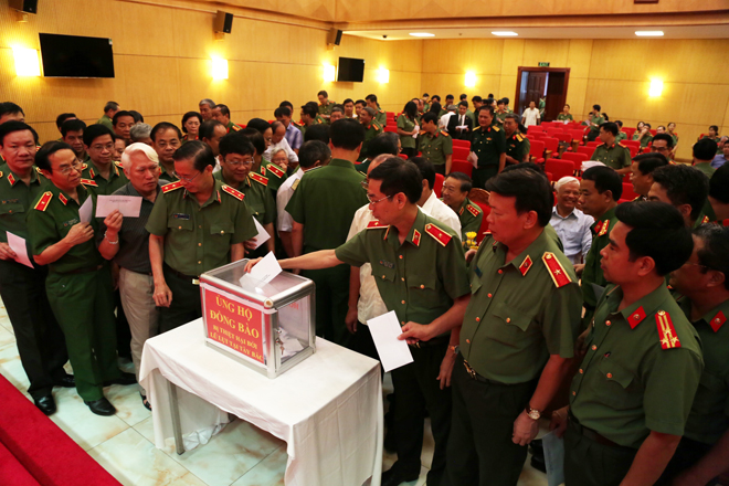 Các đại biểu dự Hội thảo quyên góp ủng hộ đồng bào các tỉnh Tây Bắc bị thiệt hại do lũ lụt.