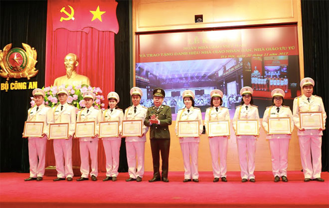 Phó Tổng cục trưởng phụ trách Tổng cục Chính trị CAND Nguyễn Thanh Nam chúc mừng các giáo viên dạy giỏi cấp Bộ 2017.