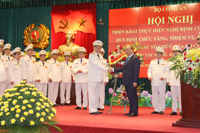 Thủ tướng Chính phủ Nguyễn Xuân Phúc tặng hoa chúc mừng Bộ trưởng Tô Lâm.