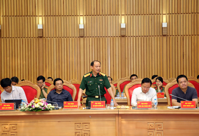 Các đại biểu tham gia ý kiến tại buổi gặp mặt, tọa đàm.