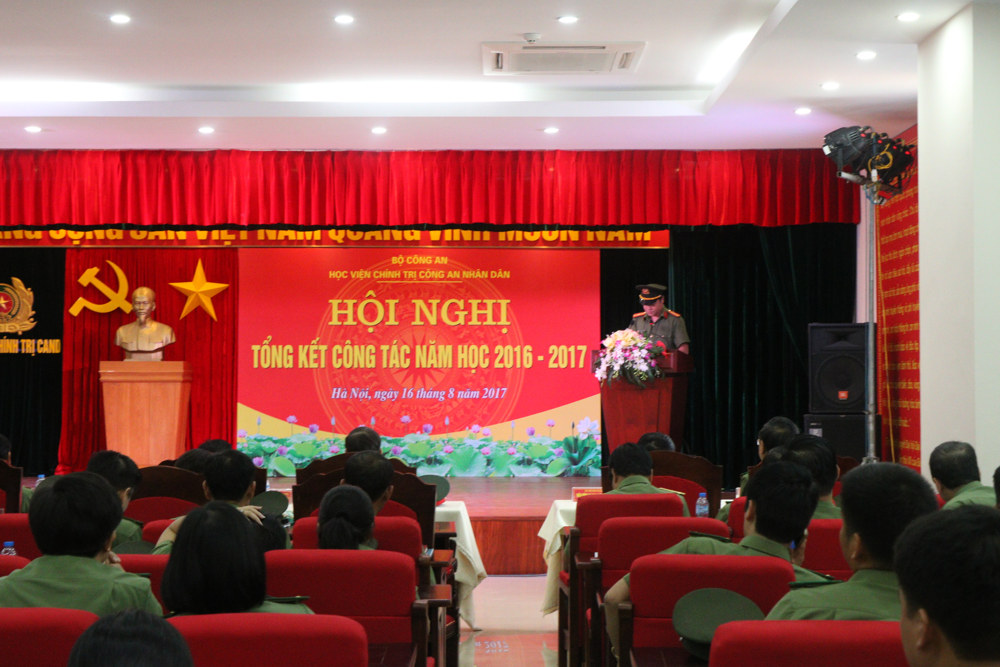 Đồng chí Thiếu tá Phạm Văn Đoàn, Trưởng Phòng Công tác chính trị, công tác Đảng và công tác quần chúng công bố các Quyết định khen thưởng cho các tập thể, cá nhân.