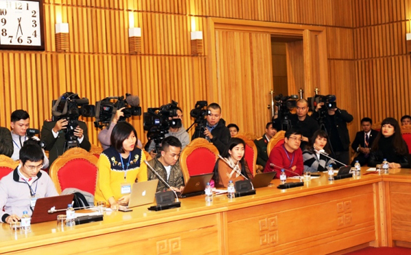 Các PV tại cuộc họp báo.