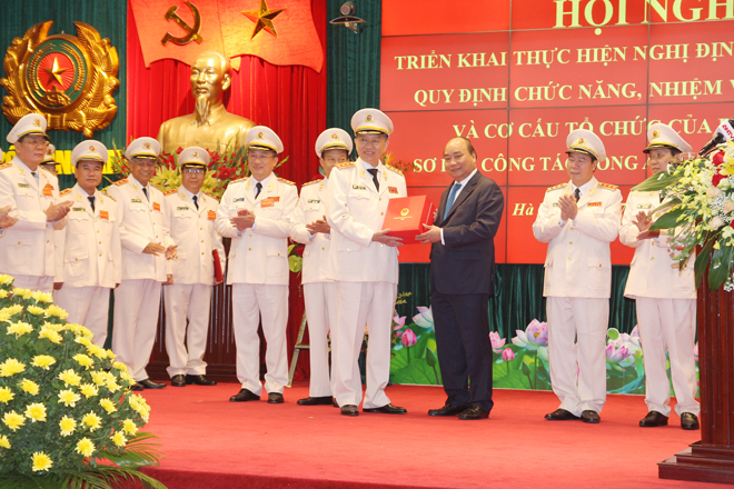 Thủ tướng Chính phủ Nguyễn Xuân Phúc tặng quà lưu niệm Bộ Công an.