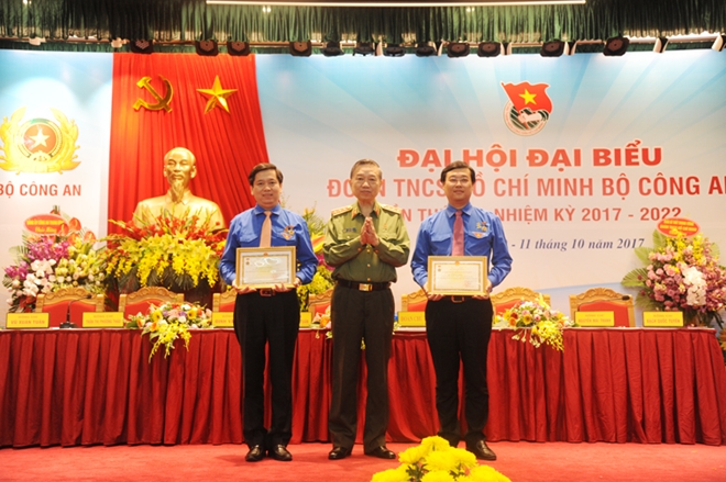 Bộ trưởng Tô Lâm trao Kỷ niệm chương “Bảo vệ an ninh Tổ quốc” tặng các cá nhân.