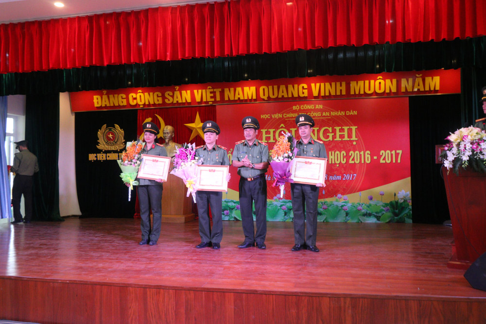 Đồng chí Thiếu tướng, GS. TS Trương Giang Long, Phó Tổng Cục trưởng Tổng cục Chính trị Công an nhân dân, Giám đốc Học viện Chính trị Công an nhân dân chúc mừng các đồng chí đạt danh hiệu “Chiến sĩ thi đua toàn lực lượng”