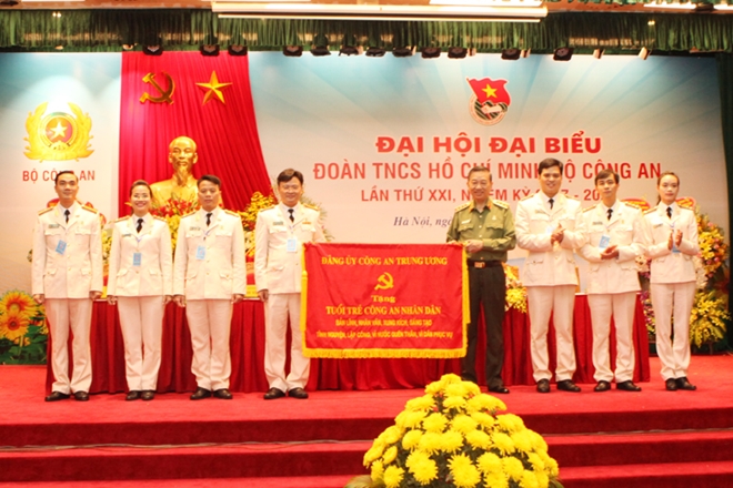 Bộ trưởng Tô Lâm trao Bức trướng tặng Tuổi trẻ CAND