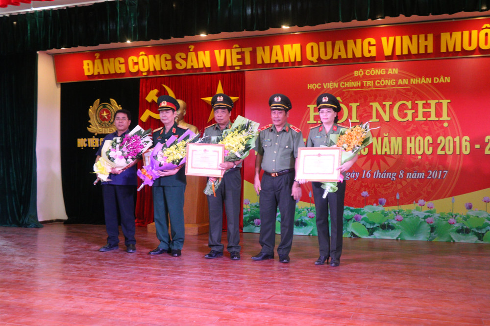 Đồng chí Thiếu tướng, GS. TS Trương Giang Long, Phó Tổng Cục trưởng Tổng cục Chính trị Công an nhân dân, Giám đốc Học viện Chính trị Công an nhân dân trao Bằng khen cho các cá nhân đã có nhiều đóng góp, cống hiến trong quá trình xây dựng và phát triển Học viện nhân kỷ niệm 03 năm Ngày thành lập Học viện Chính trị Công an nhân dân (01/3/2014 - 01/3/2017)