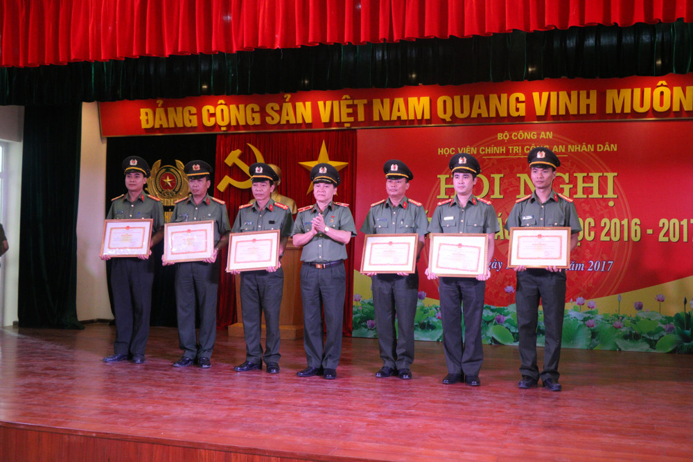 Đồng chí Thiếu tướng Hồ Sỹ Long, Phó Giám đốc Học viện Chính trị Công an nhân dân trao Bằng khen cho các tập thể, cá nhân đã có nhiều đóng góp, cống hiến trong quá trình xây dựng và phát triển Học viện nhân kỷ niệm 03 năm Ngày thành lập Học viện Chính trị Công an nhân dân (01/3/2014 - 01/3/2017)