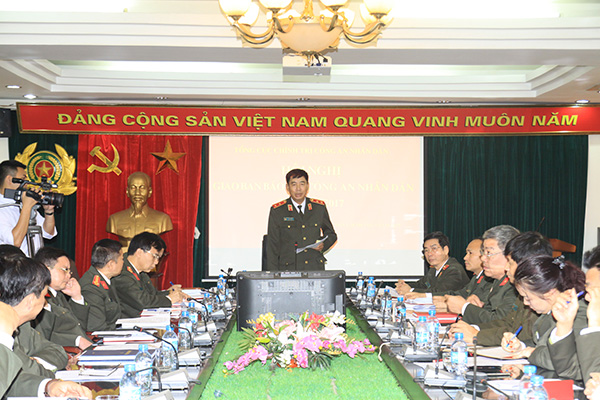 Trung tướng Lê Văn Đệ, Phó Tổng cục trưởng Tổng cục Chính trị CAND phát biểu tại Hội nghị.